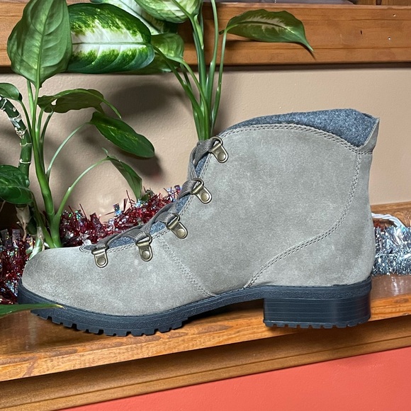 CLARKS FARALYN ALPHA TAUPE SUEDE LACE UP BOOT. SIZE 11W. NEW WITHOUT BOX. - Picture 2 of 8